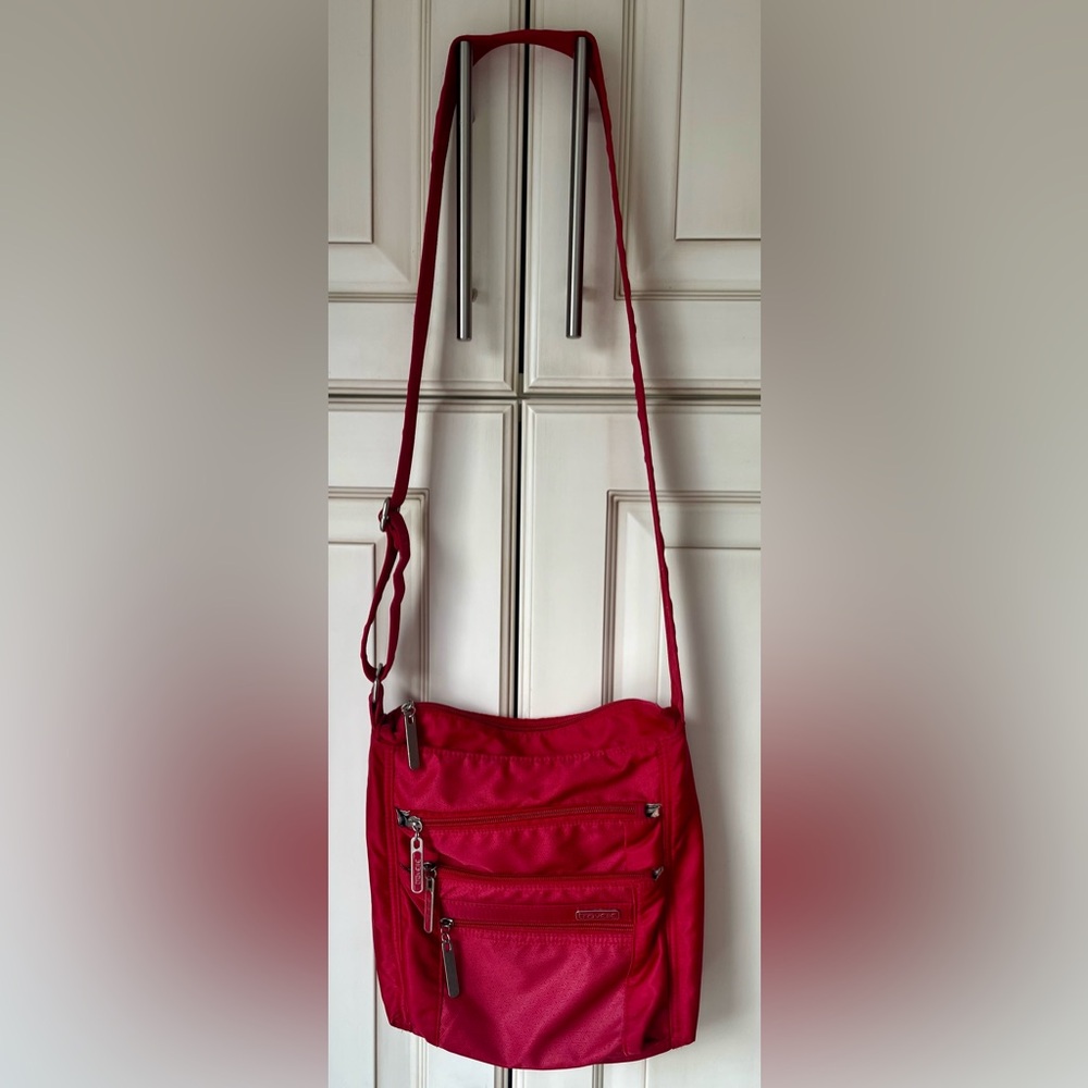 🍎 EUC Austin House Atlantic Travelle crossbody bag.  Perfect for travels.